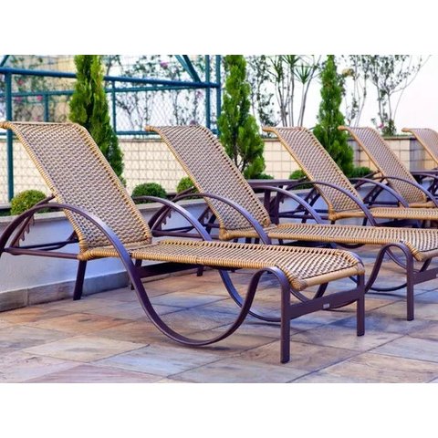 Chaise Espreguiçadeira Alumínio e Fibra Sintética Modelo Ondulada - Marrom