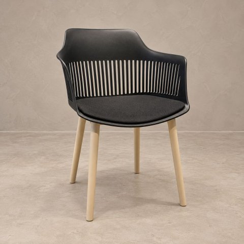 Cadeira de Jantar Design Marcela Bicolor Preta e Fendi com Estofado