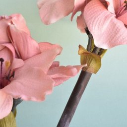 Arranjos de Flores Artificiais Amarílis Rosa no Vaso Transparente | Linha Permanente Formosinha - 3 Arranjos de Flores Artificiais Amarílis Rosa no Vaso Transparente | Linha Permanente Formosinha - 3