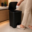 Ver imagem 7 de Lixeira Vime Luxo 12L Preta Cesto Lixo Pedal 12 Litros Rattan Cozinha Banheiro Lavabo Escritorio Res