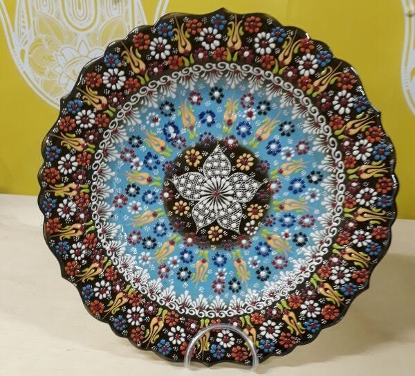 Prato de cerâmica pintado a mão com desenho de mandala 