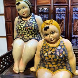 Escultura Banhista Resina Sentada Maiô Mosaico Premium - 9