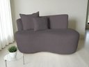 Ver imagem 1 de Namoradeira Yara 120cm em Bouclé com 2 Almofadas ? Conforto, Estilo e Elegância para Decorar Seu Amb