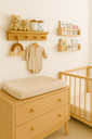 Ver imagem 5 de Kit Cabideiro +2 Prateleiras Infantil 50cm Pinus Montessori