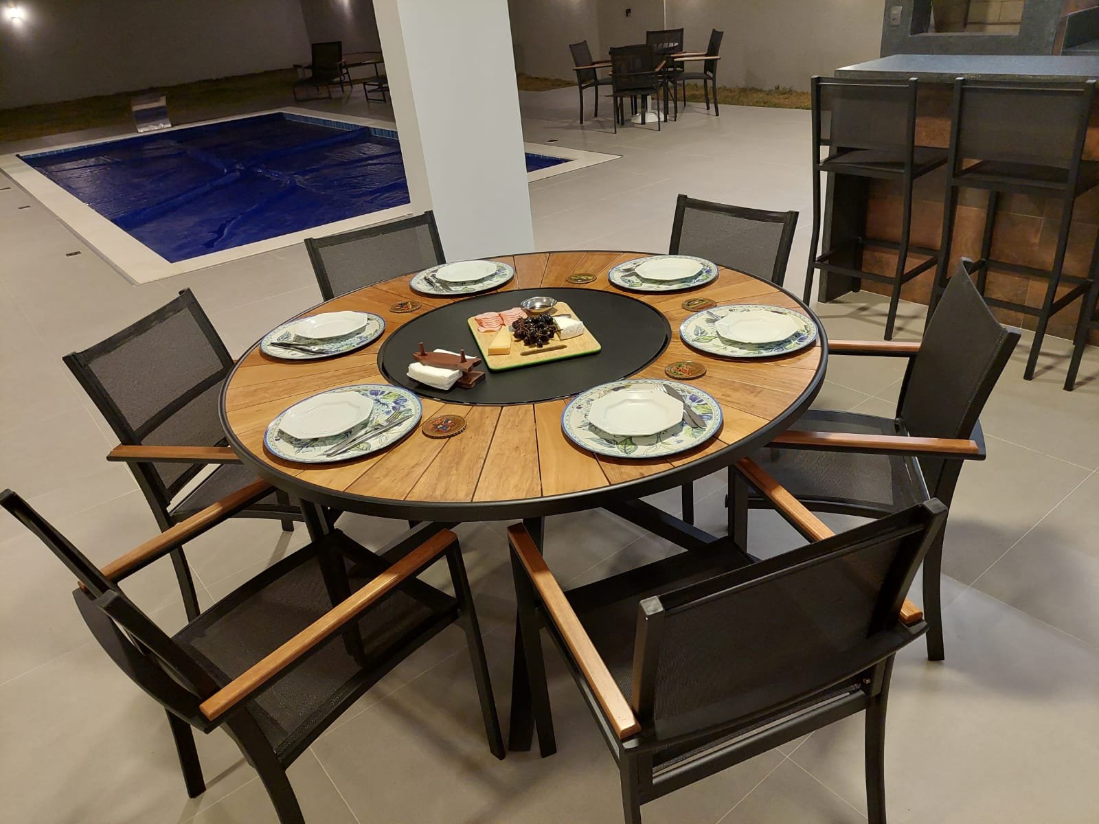 Mesa Moderna para Área Gourmet com Tampo de Madeira Giratória com 6 Cadeiras - 1