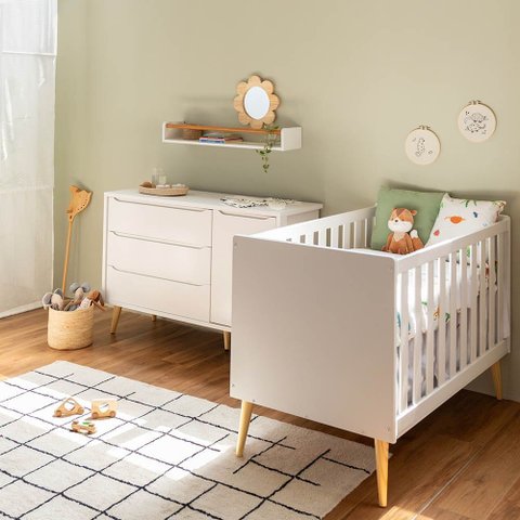 Kit Quarto Infantil Theo com Pés Retrô Natural - Berço + Cômoda 3 Gavetas e 1 Porta - Branco Fosco a