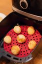 Ver imagem 5 de Forro de Silicone Redondo para Airfryer 22cm Mor