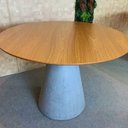 Ver imagem 2 de Mesa de Jantar Cone Redonda 150 Cm Base Cimento Queimado Tampo Freijó Linn Shop Mesa de Jantar Cone