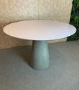 Ver imagem 1 de Mesa de Jantar Cone Cimento Queimado 70cm Tampo Laqueado - Branco