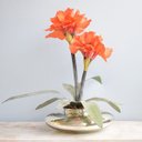 Ver imagem 1 de Arranjo de Flores Artificiais Amarílis Laranja no Vaso Prateado | Linha Permanente Formosinha