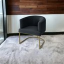 Ver imagem 3 de Poltrona Decorativa Arredondada Emi Base de Ferro Dourado em Veludo Preto Estofama