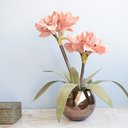 Ver mais imagens de Arranjo Flores Artificiais Amarílis Rosa no Vaso Bronze