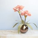 Ver imagem 2 de Arranjo Flores Artificiais Amarílis Rosa no Vaso Bronze