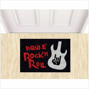 TAPETE MEDIDA PORTA AQUI É ROCK ROLL, SALA, QUARTO, BANHEIRO.