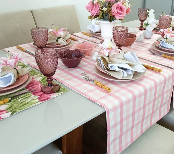 Caminho de mesa, guardanapo ou jogo americano de cozinha em tecido com  prato, talheres e copos