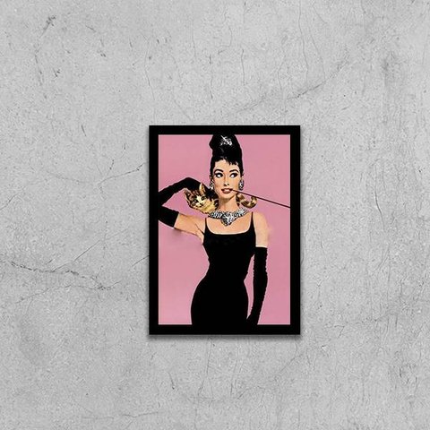 Quadro Audrey Hepburn Bonequinha de Luxo Rosa 33x24cm - com vidro:Madeira branca