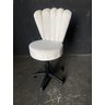 Cadeira Mocho Pétala Regulagem de Altura Veludo Bege - In9 Decor - 2