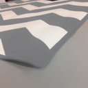 Ver imagem 3 de Tapete Chevrom Sala Quarto Antiderrapante Impermeável Moderno Cinza 100 x 140cm