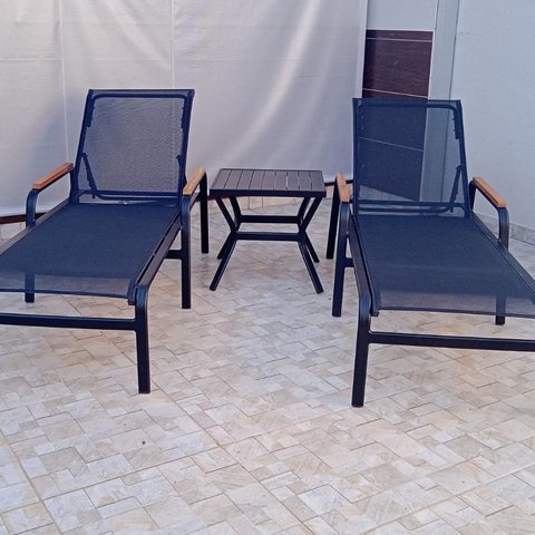 Combo: Duas Espreguiçadeiras Maresias com Aplicação em Madeira com Mesa de Apoio Quadrada em Alumíni