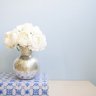 Arranjo de Peônias Artificial Brancas no Vaso Prateado de Cerâmica |linha Permanente Formosinha - 3