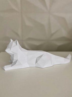 Gato deitado low poly Branco - 2
