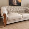 Conjunto Estofado 2 Lugares e Poltrona Capitonê Madeira Nobre Linho Bege Adhara Larbelle - 8