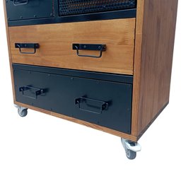 Cômoda Industrial de Madeira Maciça com 4 Rodízios e 4 Gavetas Revestidas de Ferro - 7