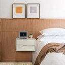 Ver imagem 2 de Mesa de Cabeceira Suspensa Off White de 2 Gavetas com 50 cm Enviamos Montada