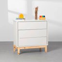 Ver imagem 6 de Kit Quarto Theo com Pés Square Natural - Berço + Cômoda 3 Gavetas + Guarda-roupa 3 Portas - Branco a