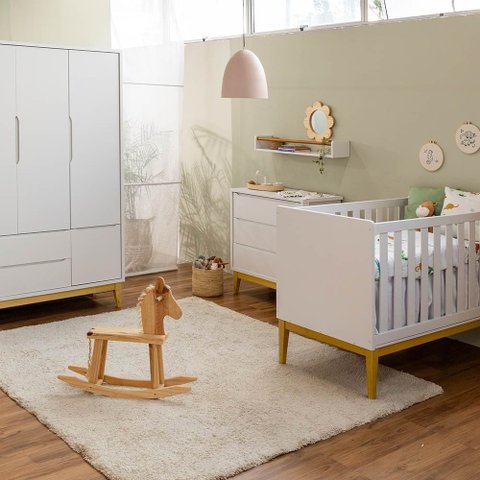Kit Quarto Theo com Pés Square Natural - Berço + Cômoda 3 Gavetas + Guarda-roupa 3 Portas - Branco a