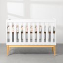 Ver imagem 4 de Kit Quarto Theo com Pés Square Natural - Berço + Cômoda 3 Gavetas + Guarda-roupa 3 Portas - Branco a