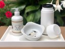 Ver imagem 3 de Kit Higiene Bebê Safari 6 Peças - Bandeja, Potes, Porta Álcool e Molhadeira - Peças Porcelana Bandej