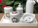 Ver imagem 2 de Kit Higiene Bebê Safari 6 Peças - Bandeja, Potes, Porta Álcool e Molhadeira - Peças Porcelana Bandej