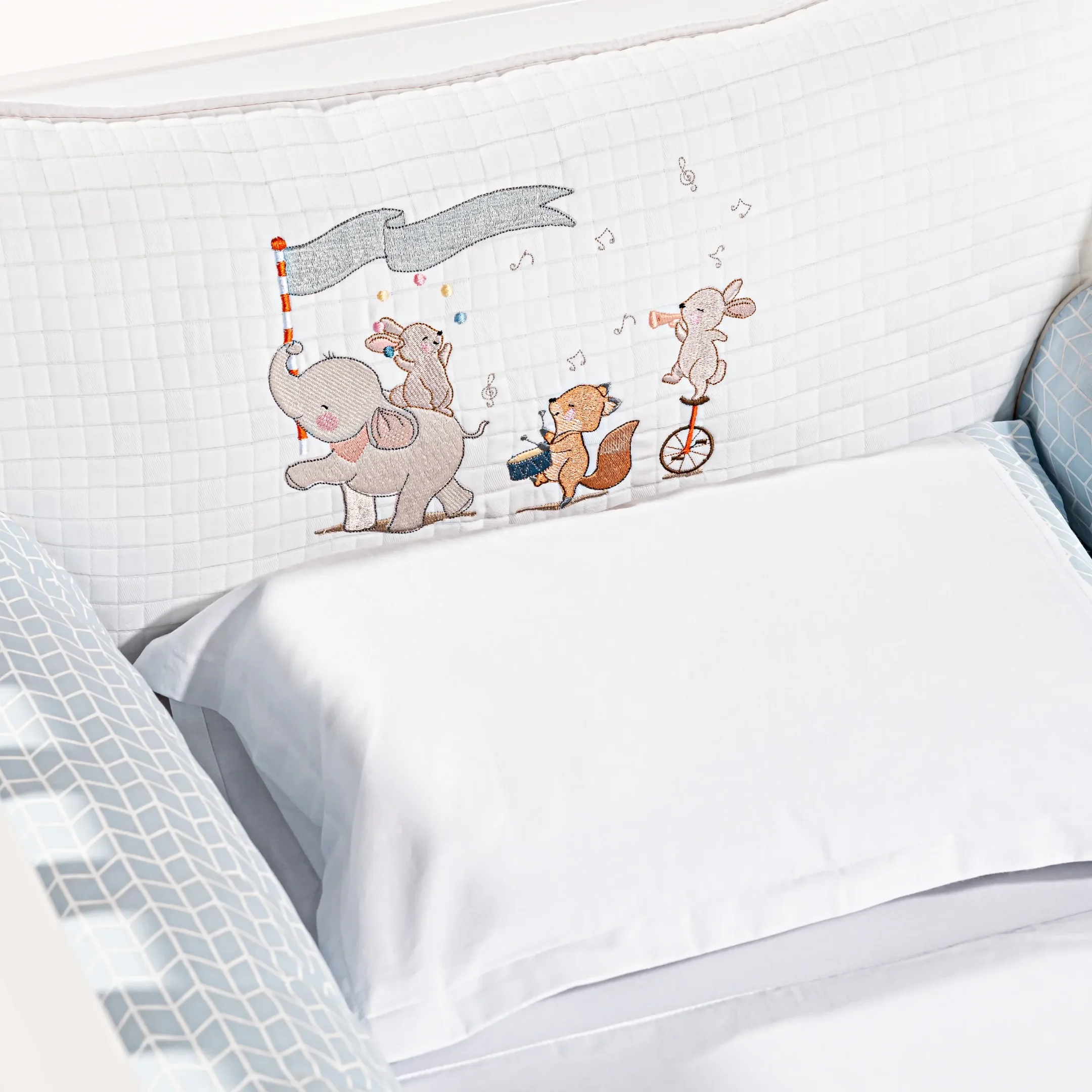 Kit de Berço Caravana Musical Bordado | 3 Peças | Percal 230 Fios Antialérgico | Berço Americano - 1