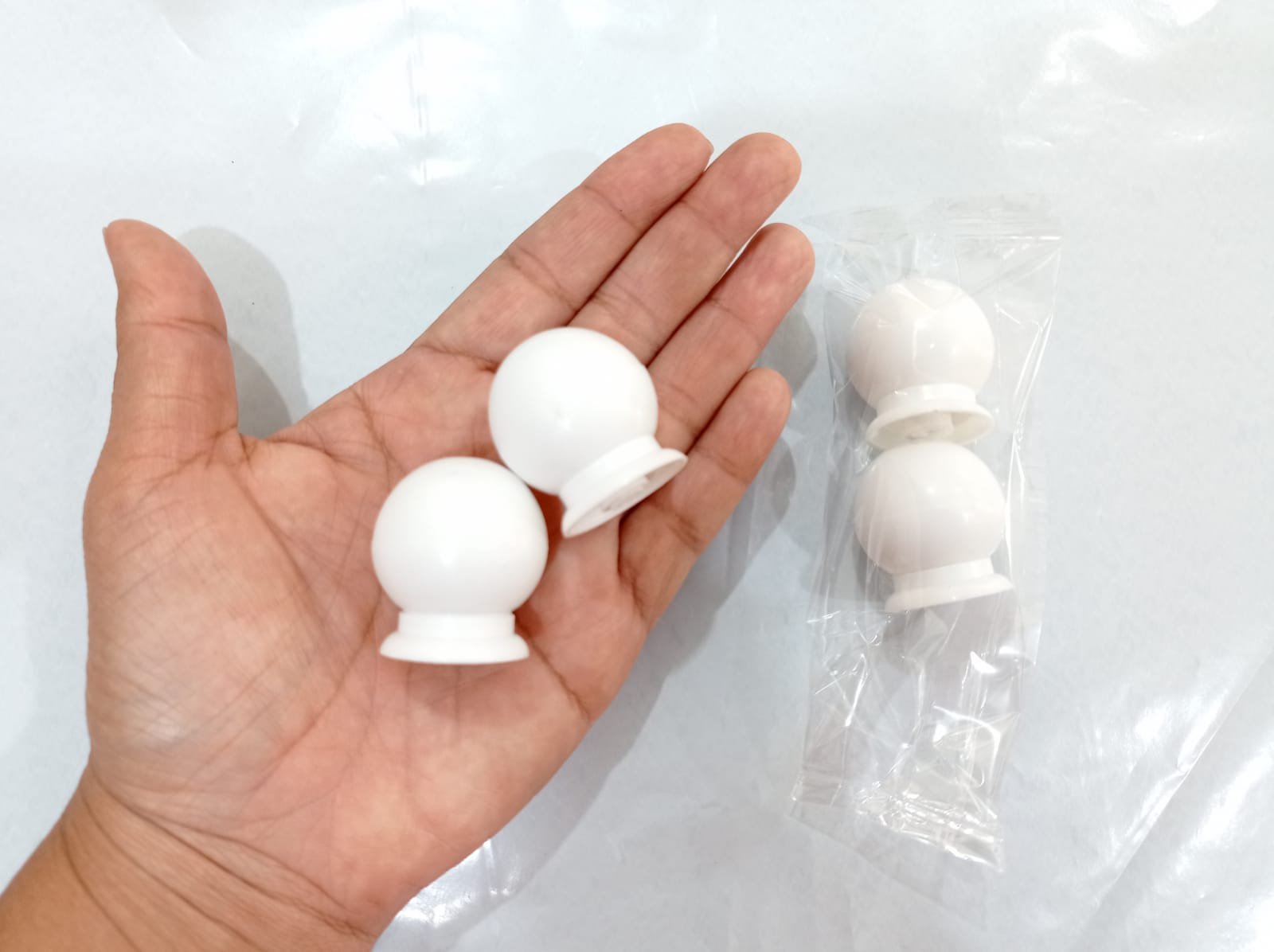 Kit com 12 Puxadores Gavetas Cômodas Portas Bolinha Plástico Cor:branco - 3