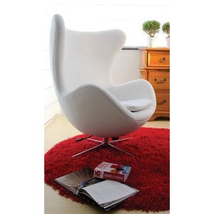 Poltrona Egg Arne Jacobsen Base Aluminio Relax com Travapoltrona Egg Arne Jacobsen Base Aluminio