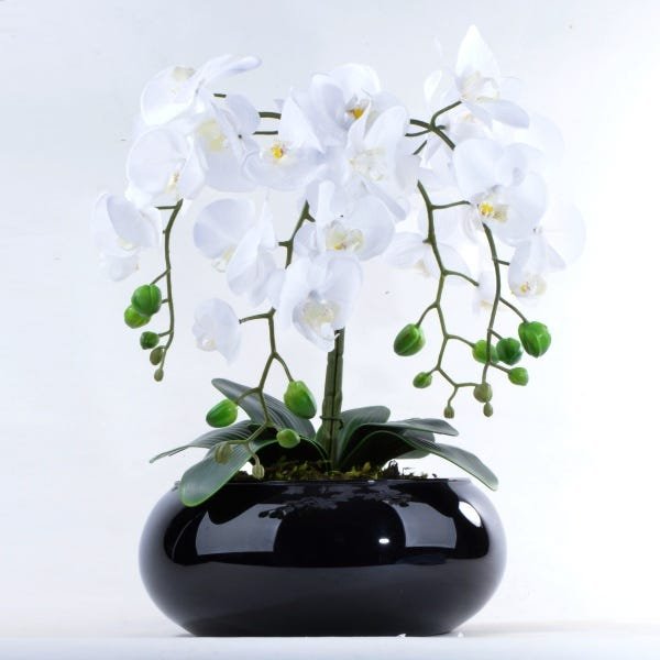 Arranjo de Orquídeas Brancas de Silicone em Vaso Preto