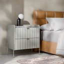 Ver imagem 1 de Mesa de Cabeceira Off White Industrial Retro Moriah 60cm Pés de Ferro Palito Champagne