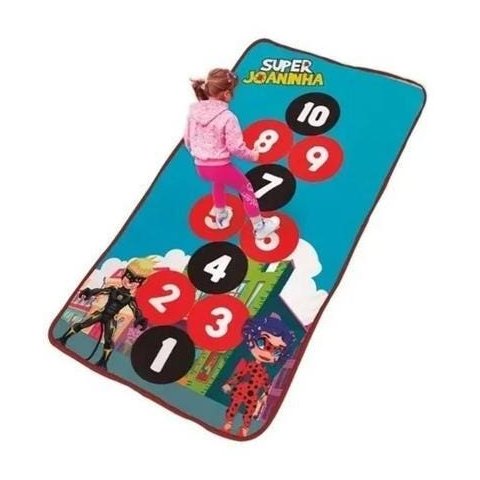 Tapete Amarelinha da heroína que é uma Super Joaninha