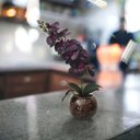 Ver imagem 2 de Arranjo Com Flor de Orquídea Roxa No vaso de vidro