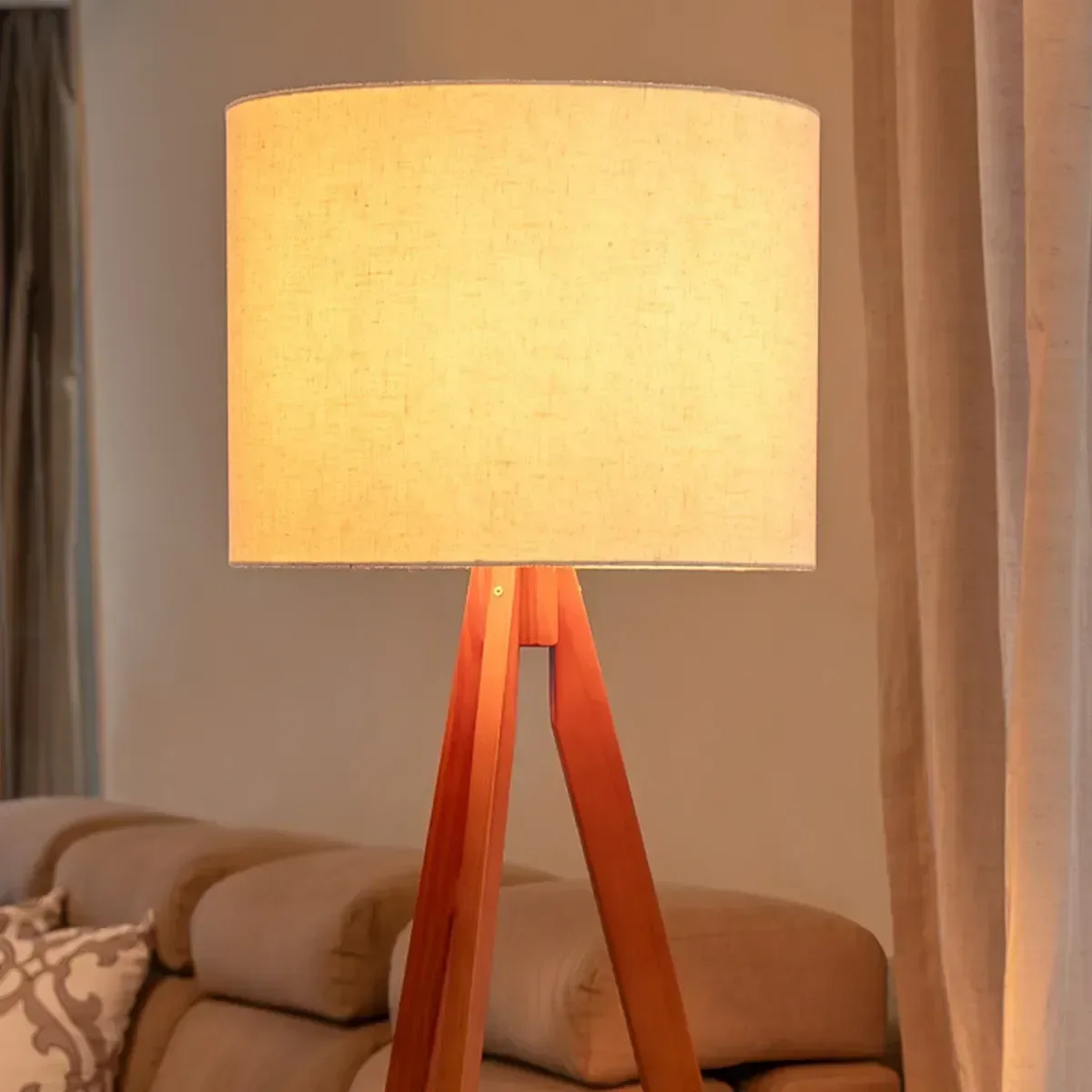 Abajur de Chão com Tripé Moderno e Cúpula de Linho Off-white - 5