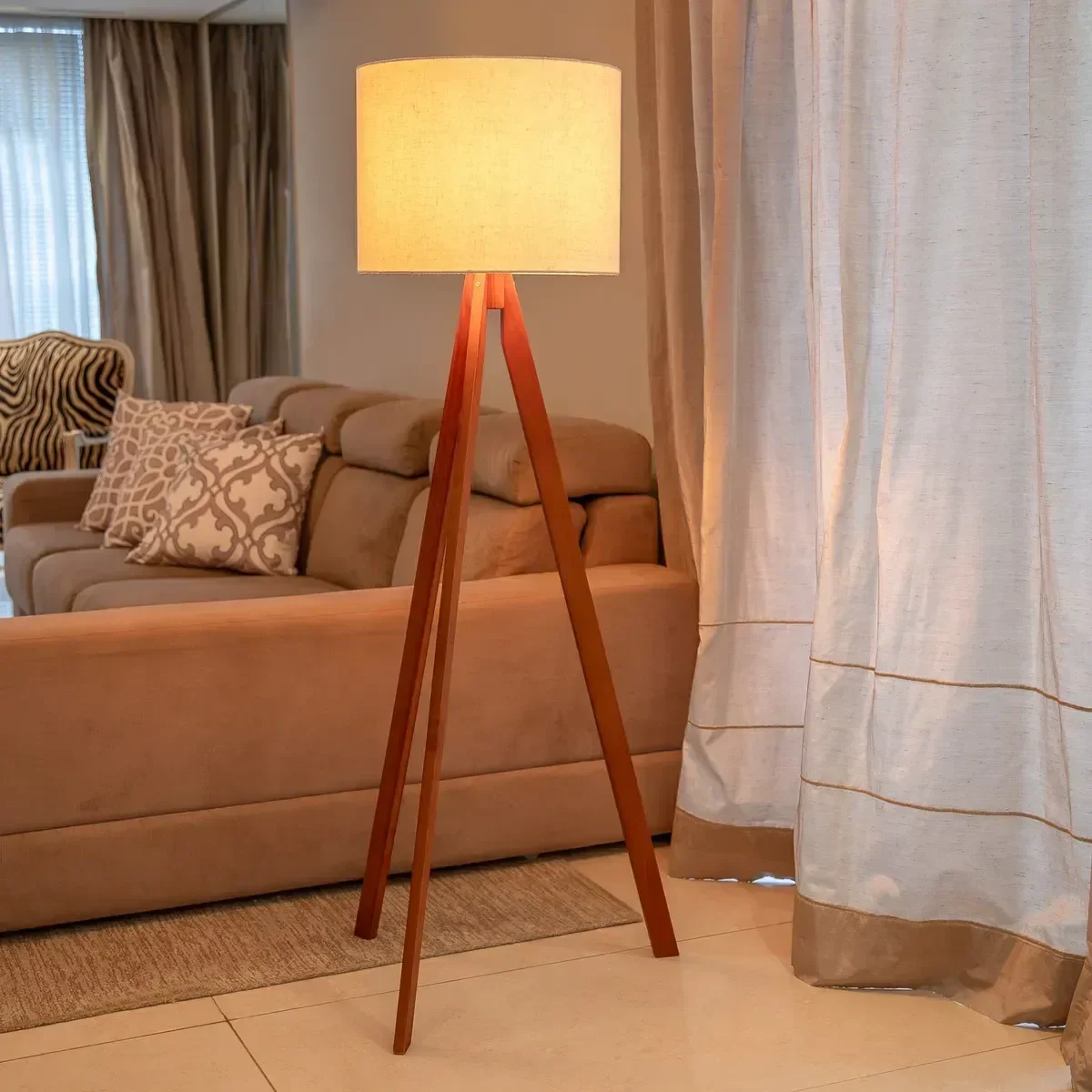Abajur de Chão com Tripé Moderno e Cúpula de Linho Off-white - 7