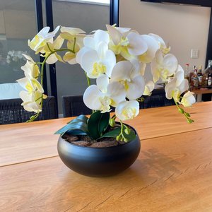 Arranjo Grande Centro de Mesa 4 Orquídeas Branca 3d Vaso Preto