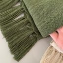 Ver imagem 5 de Kit Com 2 Mantas Decorativas Verde Oliva E Cru Para Sofá Poltronas e Camas Xale 1,20X1,80M