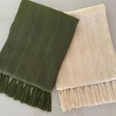 Ver imagem 1 de Kit Com 2 Mantas Decorativas Verde Oliva E Cru Para Sofá Poltronas e Camas  Xale 1,20X1,80M