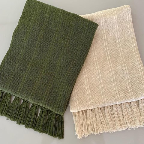 Kit Com 2 Mantas Decorativas Verde Oliva E Cru Para Sofá Poltronas e Camas  Xale 1,20X1,80M