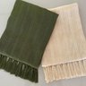 Kit Com 2 Mantas Decorativas Verde Oliva E Cru Para Sofá Poltronas e Camas  Xale 1,20X1,80M - 1