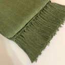 Ver imagem 4 de Kit Com 2 Mantas Decorativas Verde Oliva E Cru Para Sofá Poltronas e Camas  Xale 1,20X1,80M