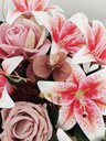 Ver imagem 2 de Arranjo com Flores Artificial Lírios Pink no Vaso Bege