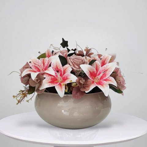 Arranjo com Flores Artificial Lírios Pink no Vaso Bege
